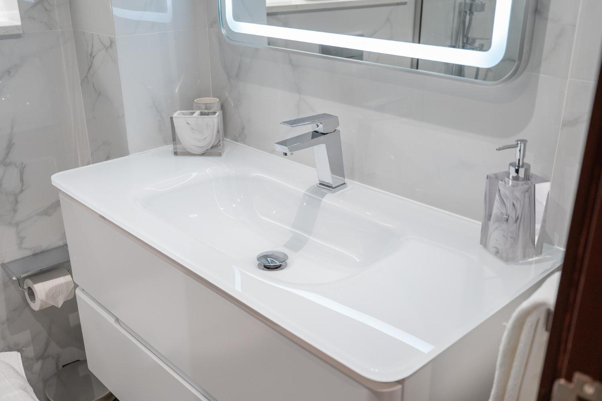 Stylish1bhk In Elite Residences, Marina With View